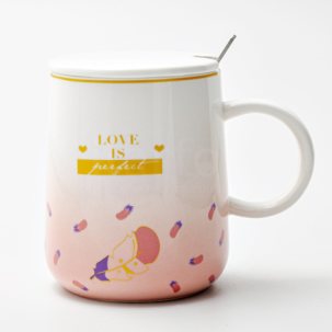Кружка с крышкой и ложкой Love is perfect (бело-розовая) Royal Classics