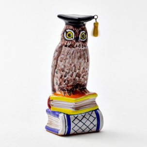 Скульптура Сова в шляпе на книгах