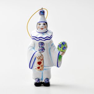 Елочная игрушка Пьеро с букетом