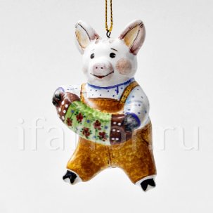 Елочная игрушка Хрюша с гармошкой Хрюша с гармошкой в голубой рубашке 40 x 72 мм.