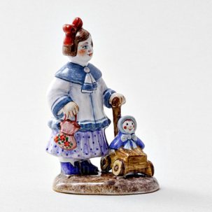 Скульптура Девочка с коляской (сиреневая юбка)