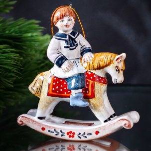 Елочная игрушка Мальчик на лошадке Мальчик на лошадке в белой рубашке 4 85 x 95 мм.