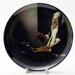 Декоративная тарелка Женщина, держащая весы