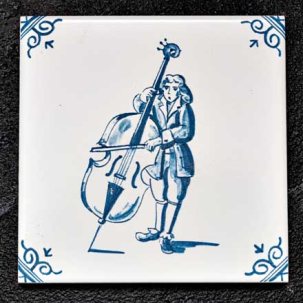 Изразец Голландский. Юноша с контрабасом