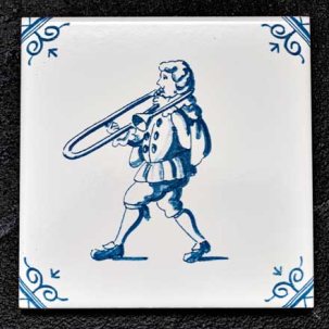 Изразец Голландский. Музыкант с тромбоном