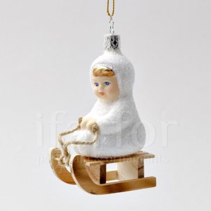 Елочная игрушка Детские игры на снегу. Девочка на санках