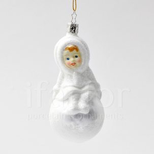 Елочная игрушка Детские игры на снегу. Девочка на снежке