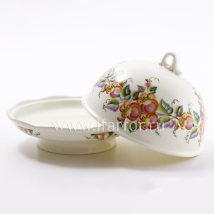 «Едва успеют сесть за стол и рассовать за борты и на колени салфетки, как из кухни торопливо, почти бегом уже несут покр