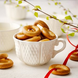 «Там уж накрыт стол, на середине стоит полный сметаны сметанник, в соуснике — растопленное, прозрачно-желтое масло. На д