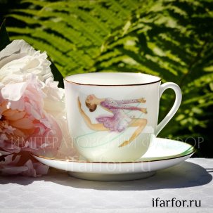 «Или вот еще вспоминается что. Когда в майский полдень проходишь под цветущими яблонями, то с них падают бело-розовые ле