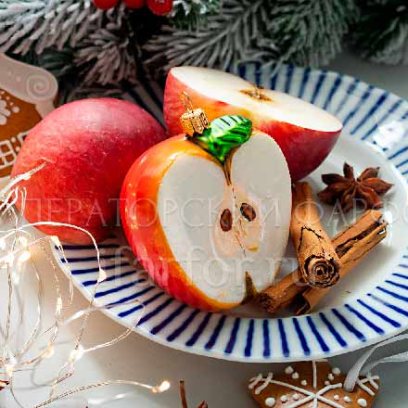 Елочная игрушка «Половинка яблока»