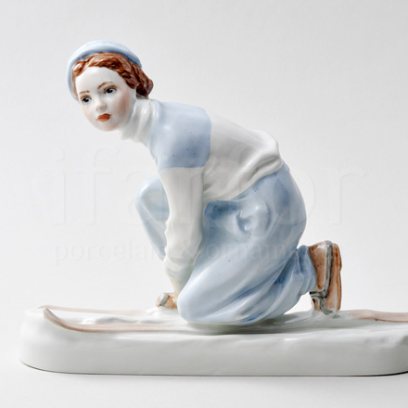 Скульптура «Лыжница»