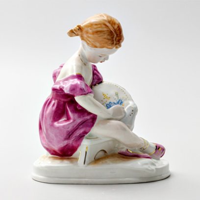 Скульптура «Ретро. Девочка с пяльцами»