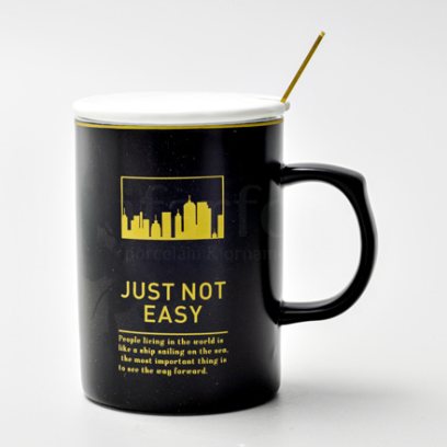 Кружка с крышкой и ложкой «Just not easy» Форма: Royal Classics. Керамика. 480 мл.