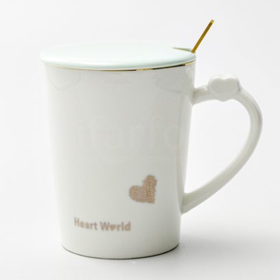 Кружка с крышкой и ложкой «Heard world»