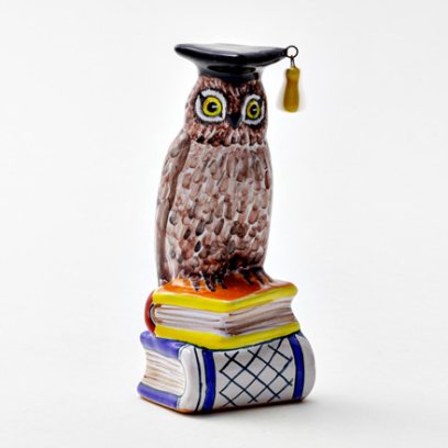 Скульптура «Сова в шляпе на книгах»