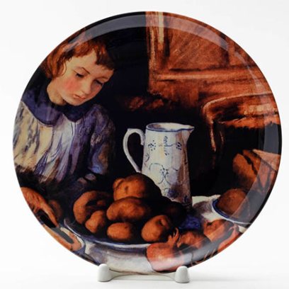 Декоративная тарелка Катя у кухонного стола