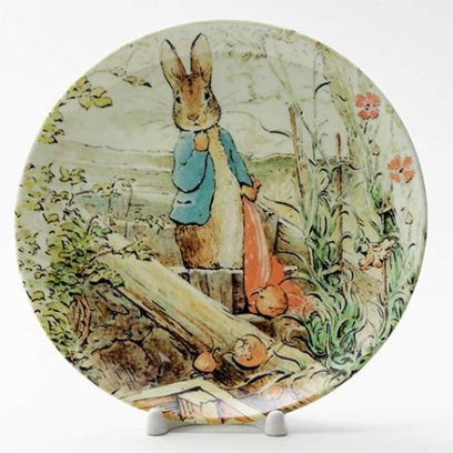 Декоративная тарелка Кролик Питер на луковой грядке