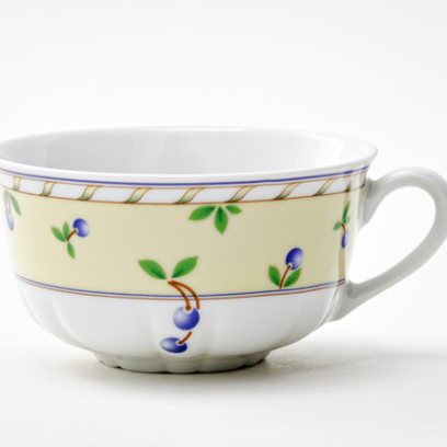 Чашка чайная второй сорт «Мелкие ягоды на бледно-желтом фоне»