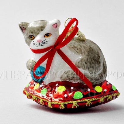 Елочная игрушка в подарочной коробке 210х130мм «Кошка на подушке» Стекло. 85 x 80 мм.
