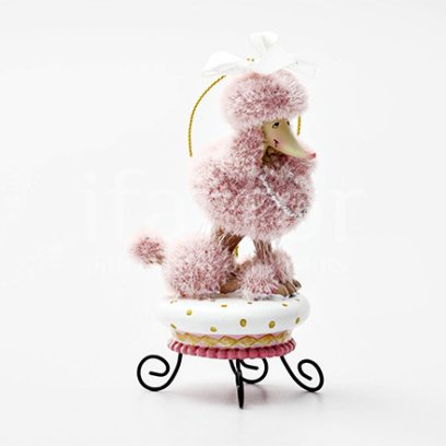 Елочная игрушка Розовый пудель на банкетке