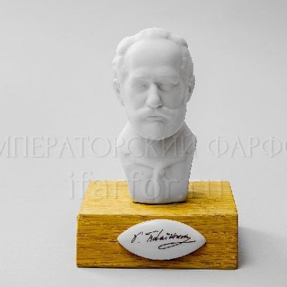 Скульптура «Бюст П.И.Чайковский» Форма: Бюст П.И.Чайковский. Костяной фарфор. 90 x 130 мм.