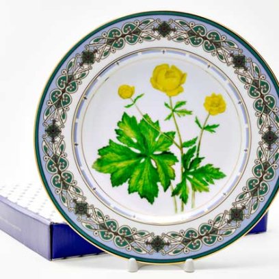 Декоративная тарелка в подарочной коробке Цветы и ягоды России. Золотая купавка