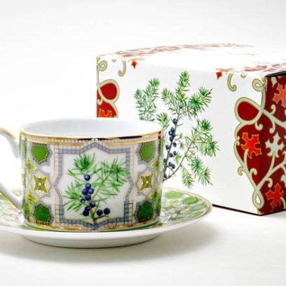 Чашка с блюдцем чайная в подарочной коробке «Цветы и ягоды России. Можжевельник ароматный» 1/2