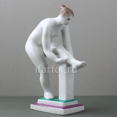 Скульптура Женщина,надев.чулок