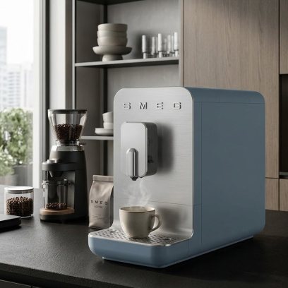 Автоматическая кофемашина SMEG BCC13SBMEU, цвет синий шторм матовый