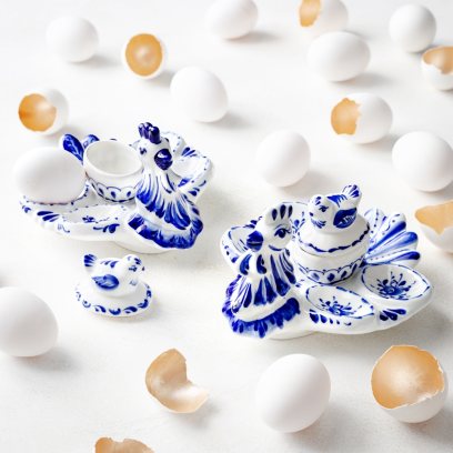 «На березах надулись тройчатые почки, и если сломишь веточку, из нее, как слезы на весеннем солнце, каплет, почти ручьем