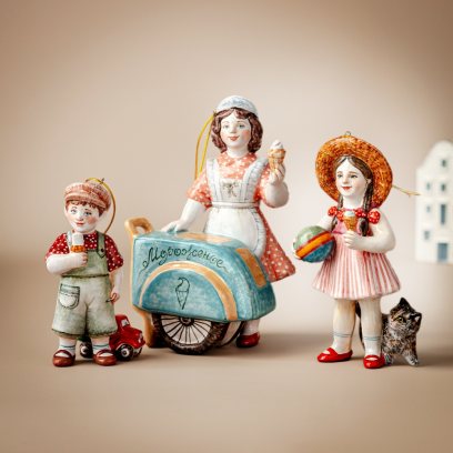 «— Земляничное мороженое! Мы с Лелей подбежали к мороженщику, купили у него два шарика по копейке, моментально их съели 