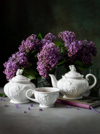 «В тополе расклеились почки, текли смолою. Первые, светлые, листочки совались копьецами, лепились в пачках, хотели распу