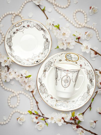 «...но милее всего была барышня, стоявшая на самом пороге дворца. Она была вырезана из бумаги и одета в юбочку из тончай