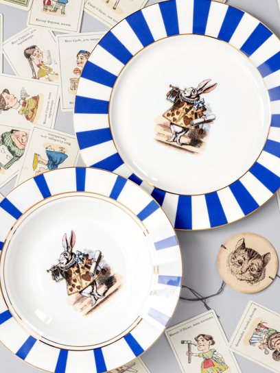 «— Глашатай, читай обвинение! — сказал Король. Белый Кролик трижды протрубил в трубу, развернул пергаментный свиток и пр