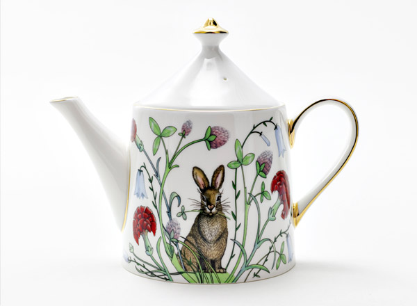 Teapot brewing Alices garden Idyll