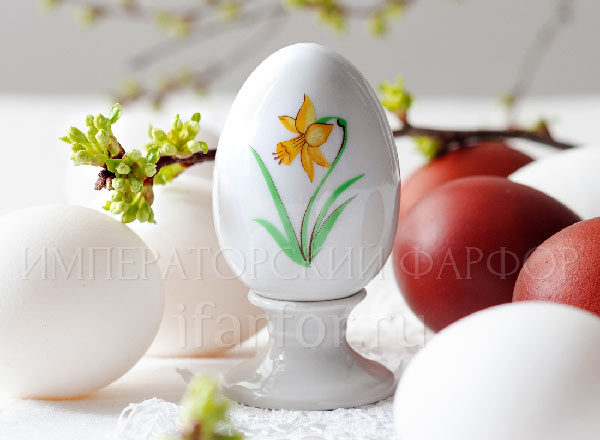 Яйцо пасхальное на подставке Желтый нарцисс Нева