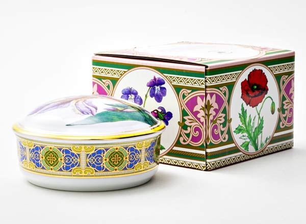 Dressing box in a gift box Flowers and berries of Russia. Delicate iris Round