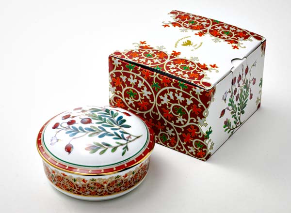 Dressing box in a gift box Flowers and Berries of Russia. Reserved Cranberry Round