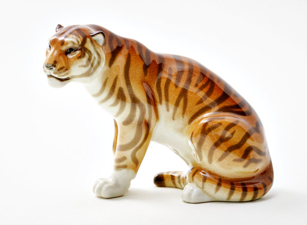 Sculpture Sitting tiger Tiger sitting taiga