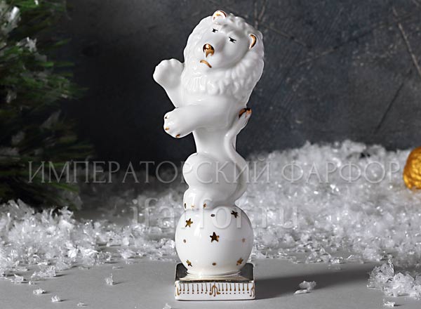 Sculpture Lion on the ball Clownery