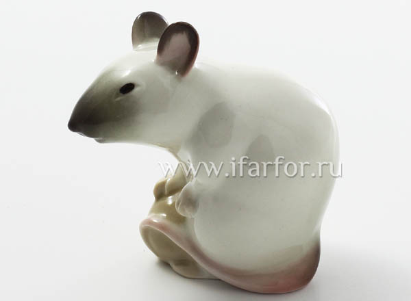 Sculpture Mouse with a nut Siamese