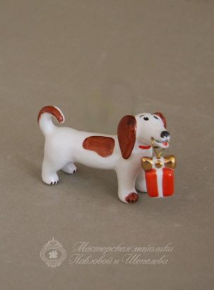 Елочная игрушка в подарочной коробке Такса с подарком 23 x 45 мм.
