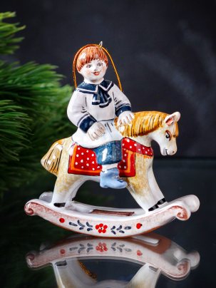 Елочная игрушка Мальчик на лошадке Мальчик на лошадке в белой рубашке 4 85 x 95 мм.
