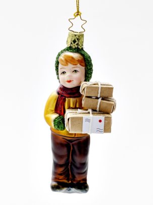 Елочная игрушка Невинные сердца. Мальчик с рождественкими подарками 50 x 130 мм.