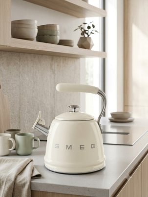 Чайник со свистком SMEG WKF01CR, 2.3 л, цвет кремовый глянцевый