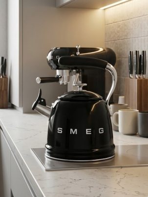 Чайник со свистком SMEG WKF01BL, 2.3 л, цвет чёрный глянцевый