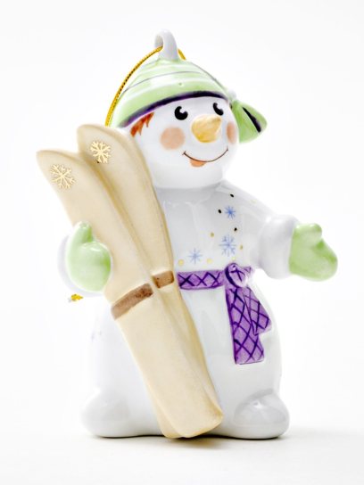 Елочная игрушка «Снеговик с лыжами» Форма: Снеговик с лыжами. Фарфор