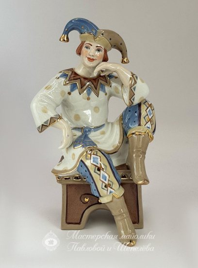Скульптура «Скоморох задумчивый» Фарфор. 103 x 167 мм.