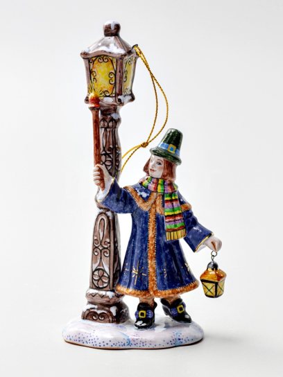 Елочная игрушка «Фонарщик» Форма: Фонарщик. Майолика. 80 x 155 мм.